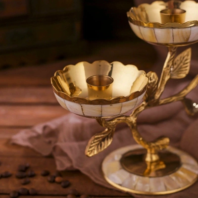 Подсвечник на 3 свечи латунь с перламутром 10,5" Подсвечник на 3 свечи латунь с перламутром 10,5"