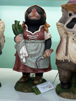 Фигурка садовая Крот с салатом