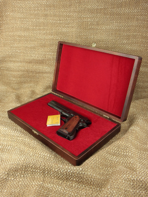 Пистолет Маузер в подарочном футляре Пистолет Маузер в подарочном футляре