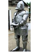 Рыцарь (доспехи рыцарские в сборе) на пьедестале