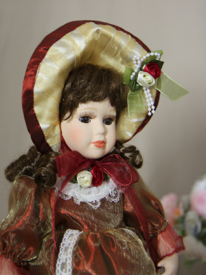Кукла фарфоровая 12" на подставке, арт.12501