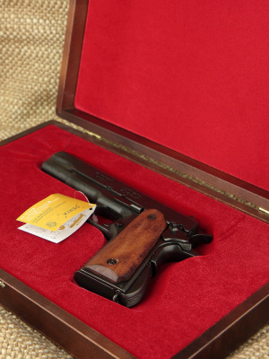 Пистолет Маузер в подарочном футляре Пистолет Маузер в подарочном футляре