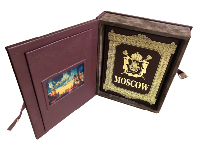 Книга Москва на английском языке в коробе.