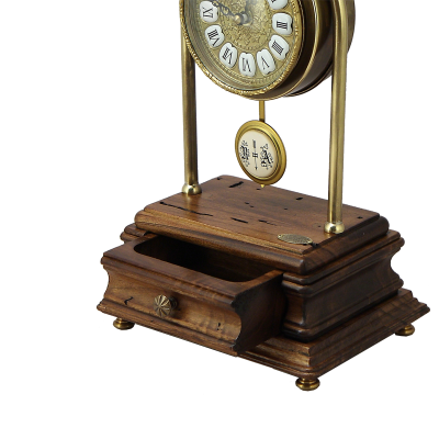 Часы настольные с маятником