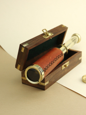 Подзорная труба в деревянном футляре Подзорная труба в деревянном футляре