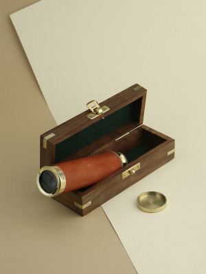 Подзорная труба в деревянном футляре Подзорная труба в деревянном футляре