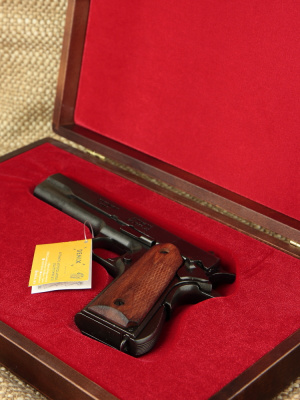 Пистолет Маузер в подарочном футляре Пистолет Маузер в подарочном футляре