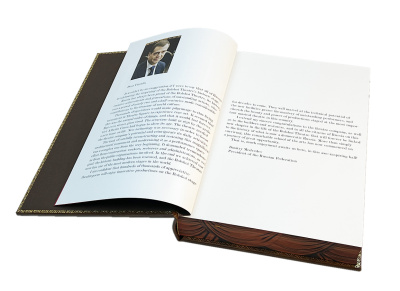 Книга Большой (на английском языке на подставке)