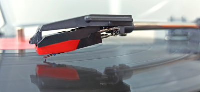 Виниловый проигрыватель Suprem с Bluetooth, 33/45/78, с пластиковой крышкой, T105