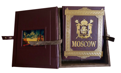 Книга Москва на английском языке в коробе.