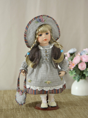 Кукла фарфоровая 12" на подставке, арт.12423
