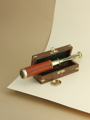 Подзорная труба в деревянном футляре Подзорная труба в деревянном футляре