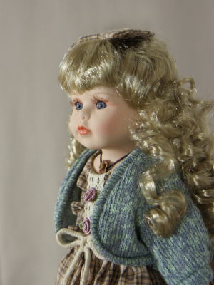 Кукла фарфоровая 16" на подставке