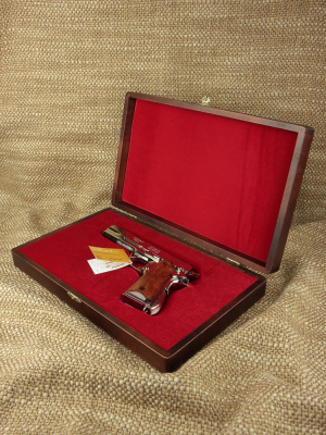 Пистолет авт. "Кольт-45" хромированный, в подарочном футляре Пистолет авт. "Кольт-45" хромированный, в подарочном футляре