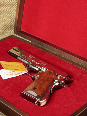 Пистолет авт. "Кольт-45" хромированный, в подарочном футляре Пистолет авт. "Кольт-45" хромированный, в подарочном футляре