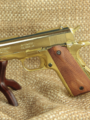 Пистолет авт. "Кольт-45" наградной, в подарочном футляре Пистолет авт. "Кольт-45" наградной, в подарочном футляре