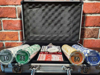Покерный набор NUTS на 200 фишек 11,5г с номиналом в алюминиевом кейсе, pkn200