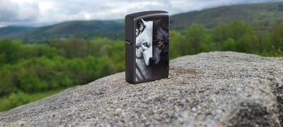 Зажигалка ZIPPO Two Wolves с покрытием Black Matte, латунь/сталь, черная, 38x13x57 мм (без бензина)
