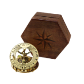 Морской компас в деревянном футляре и солнечные часы