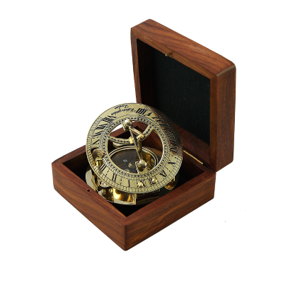 Морской компас с солнечными часами в деревянном футляре